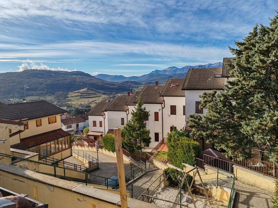 Free Parking La Bianca Neve Cottage Castel Di Sangro Exteriör bild