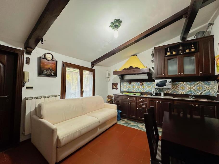 Free Parking La Bianca Neve Cottage Castel Di Sangro Exteriör bild